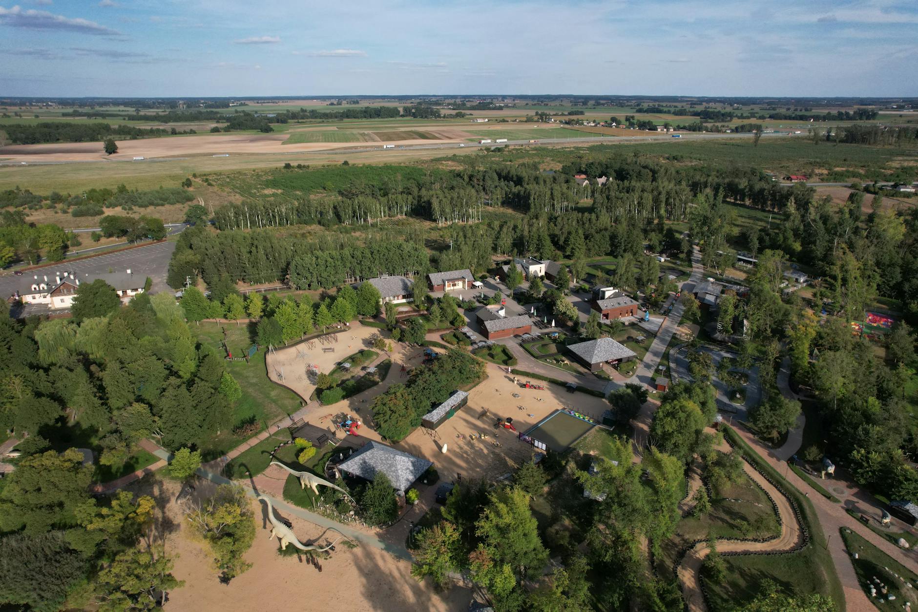 Uczniowie klasy 2d z SP nr 7 w Mławie podczas podróży Mławską Kolejką Turystyczną do Zagrody Żubrów