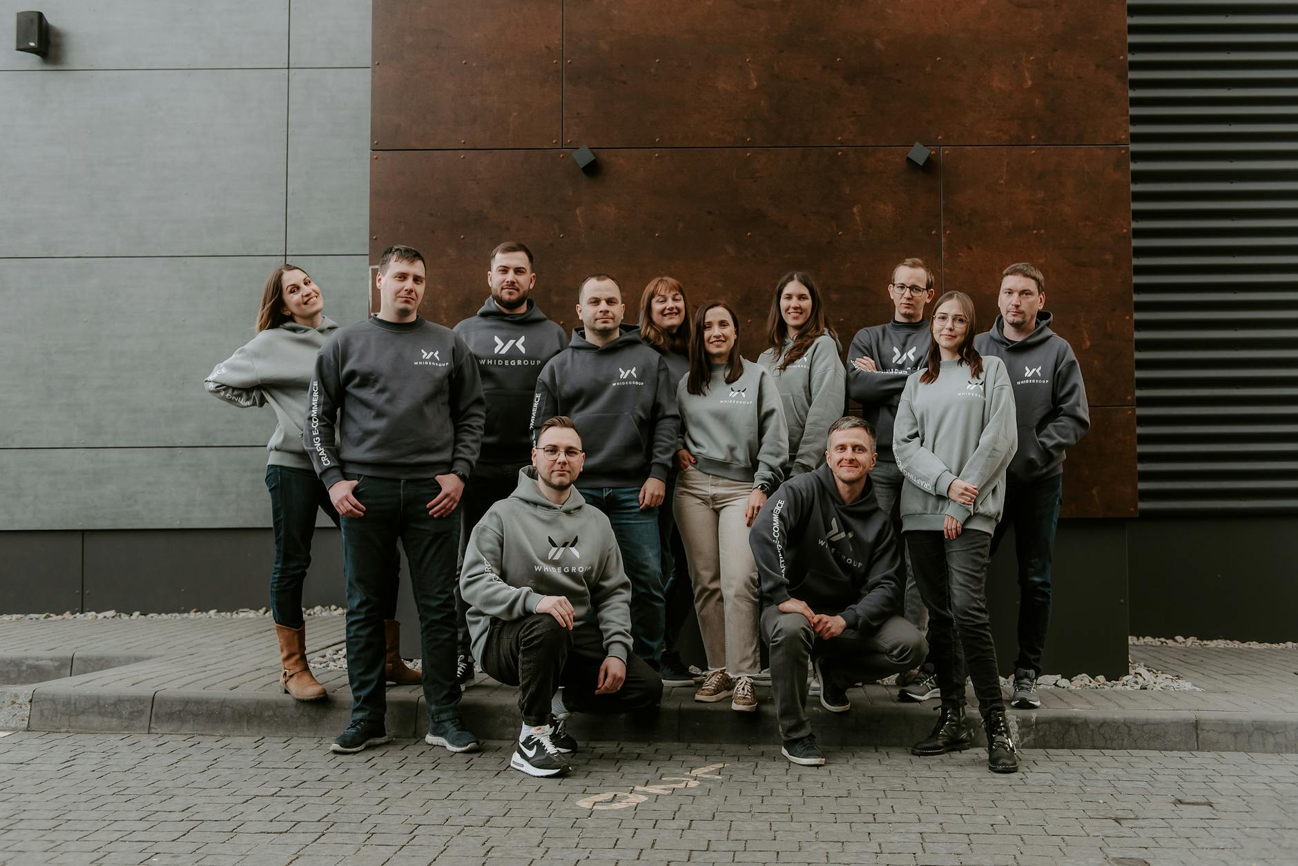 Grupa młodych ludzi świętujących sukcesy w Mławie - konkurs recytatorski i sportowy