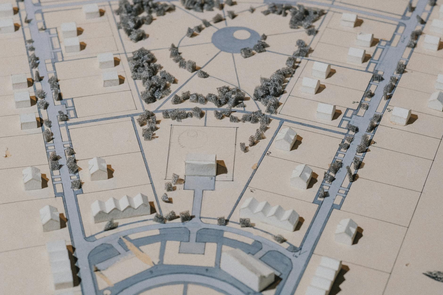 Mapa Mławy z zaznaczonym obszarem planu zagospodarowania przestrzennego 'Kopernika' i symbolem muzeum